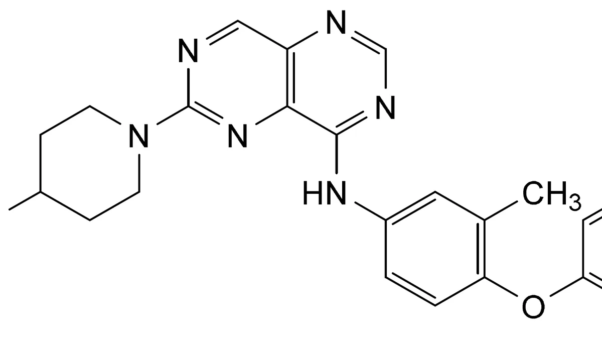 患者手持宗艾替尼药瓶，正在查看药品说明书中的药物相互作用部分